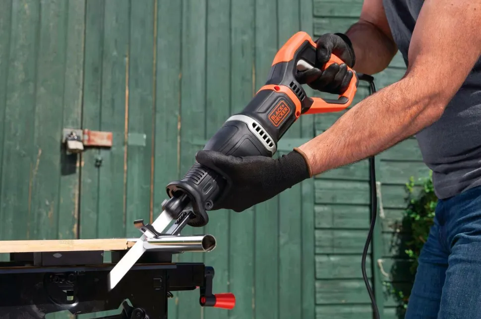 Black & Decker Bajonetsav 750W grenholder og to savklinger