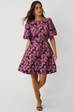 Ellos Collection Jacquardvævet kjole med pufærmer