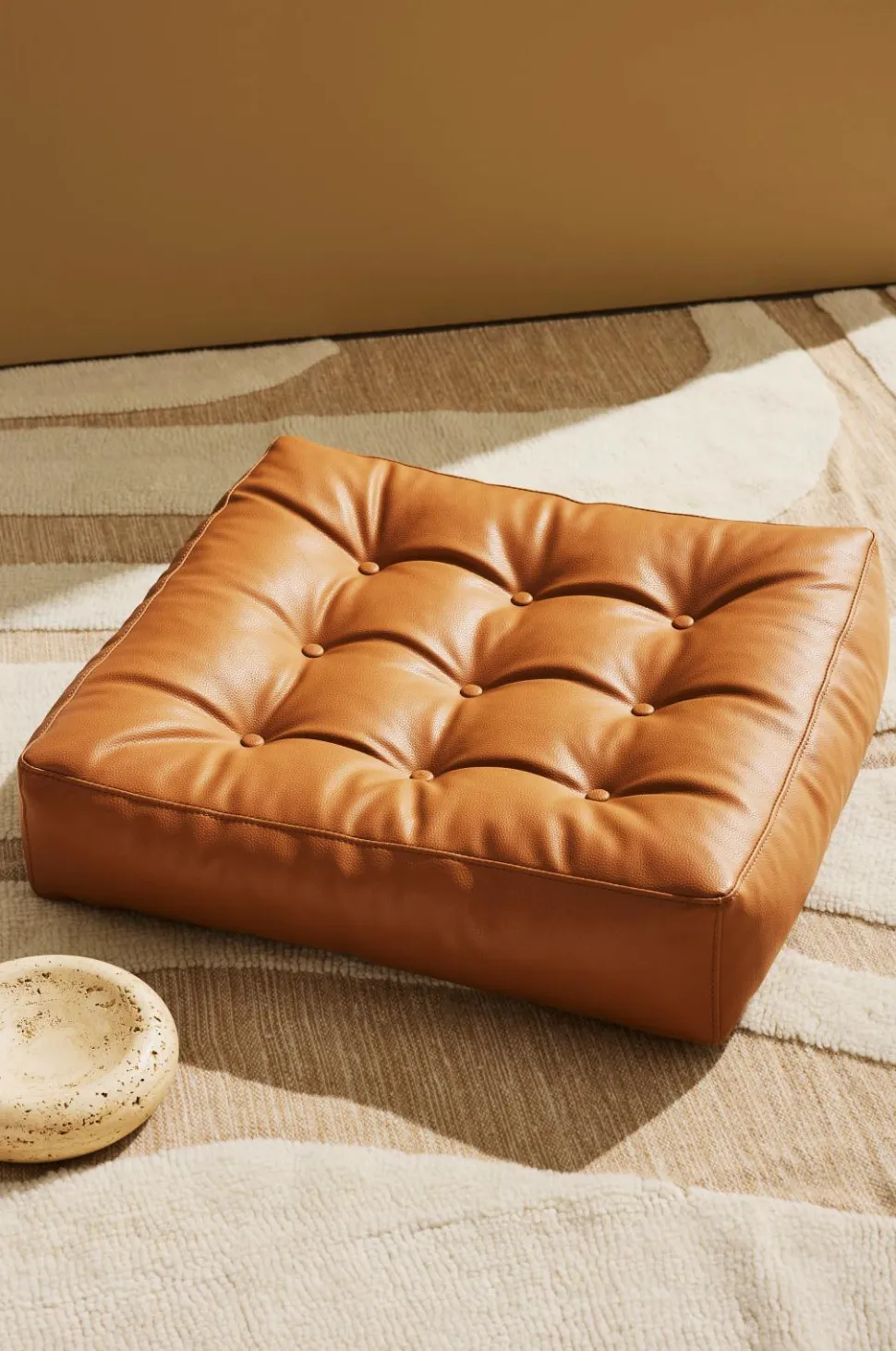 Pastill Luca gulvpude i vegansk læder 64x64x15 cm