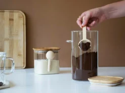 Pebbly Høj glasdåse med bambuslåg og måleske - 800 ml