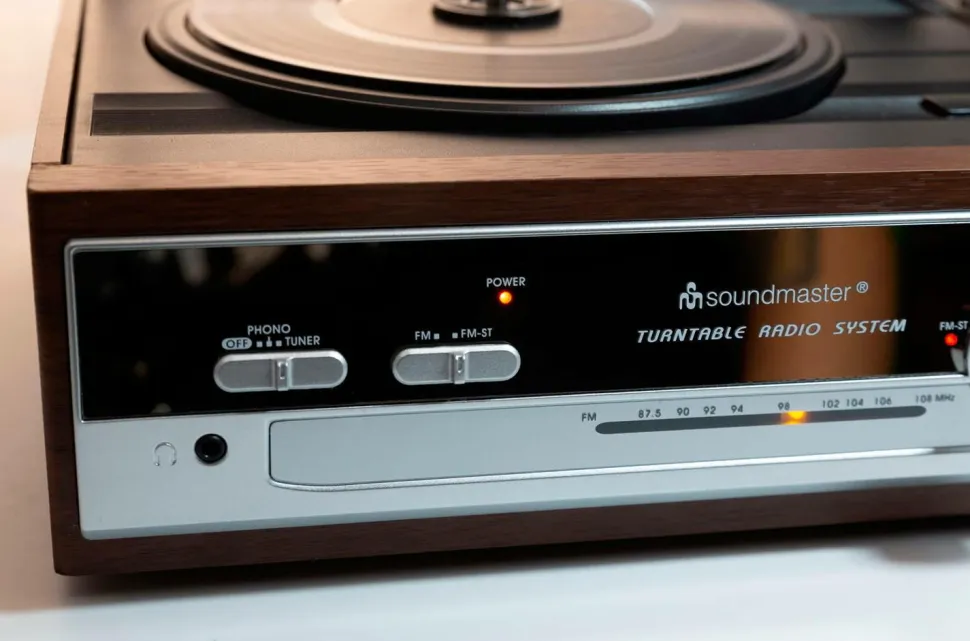 Soundmaster Pladespiller med radio og indbyggede højttalere Pl186h