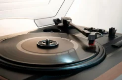 Soundmaster Pladespiller med radio og indbyggede højttalere Pl186h