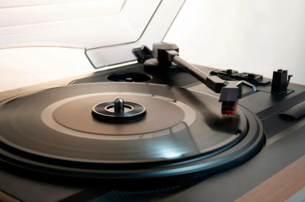 Soundmaster Pladespiller med radio og indbyggede højttalere Pl186h