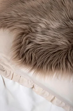 Venture Home Fåreskind Katy